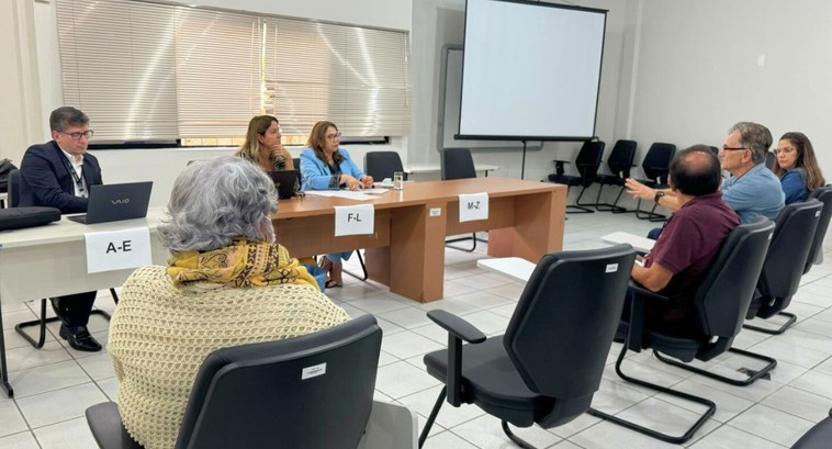 Presidente do TRE-PB se reúne com chefes de cartórios eleitorais de Campina Grande #PraTodosVerem: Na foto aparecem pessoas sentadas e em um auditório e, ao fundo, uma mesa de tra...