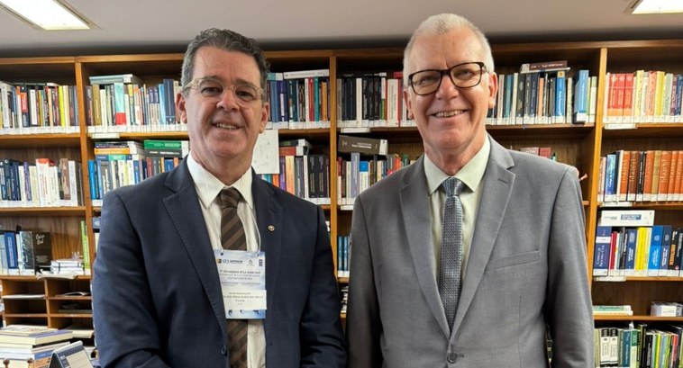 Presidente do TRE-PB se reúne com ministro Sérgio Kukina no STJ #PraTodosVerem: Na fotografia aparecem dois homens vestindo terno e gravata, em segundo plano ap...