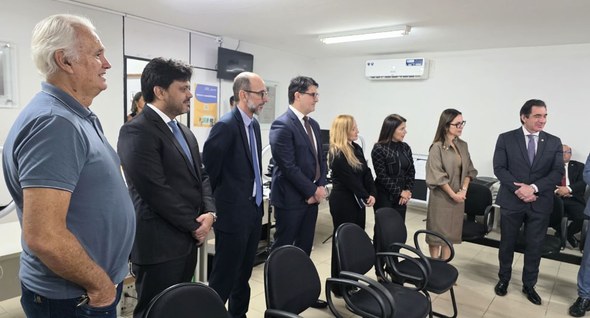 #PraTodosVerem: Na fotografia aparecem um grupo de pessoas em pé, sendo servidores (as) do TRE-P...