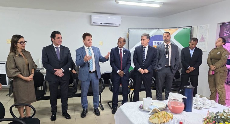 #PraTodosVerem: Na fotografia aparece o presidente do TRE-PB em pé falando cercado por outras au...