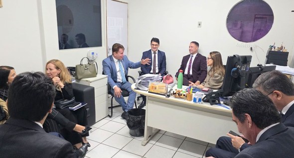 #PraTodosVerem: Na fotografia aparece um grupo de pessoas numa sala reunidas e conversando infor...