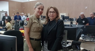 #PraTodosVerem: Na fotografia aparecem duas mulheres pessoas em pé, no Centro Integrado de Coman...