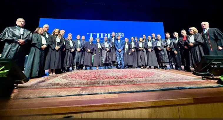 Presidente e membros do TRE presentes na posse de Fred Coutinho #PraTodosVerem: Na fotografia aparecem pessoas em pé, posando, em cerimônia de posse no Tribunal...