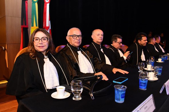 #PraTodosVerem: Pessoas compondo a mesa de honra na posse do desembargador Fred no TJPB.