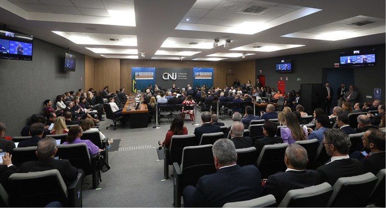 Presidente e vice-presidente do TRE-PB participam de reunião no CNJ #PraTodosVerem: Na fotografia aparece pessoas sentadas, em um auditório, durante reunião de trab...