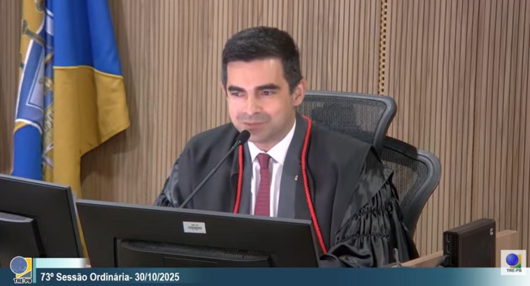 Procurador regional eleitoral Renan Paes Félix se despede da Corte Eleitoral #PraTodosVerem: Na imagem aparece um homem sentado à Corte do Tribunal Regional Eleitoral da Par...