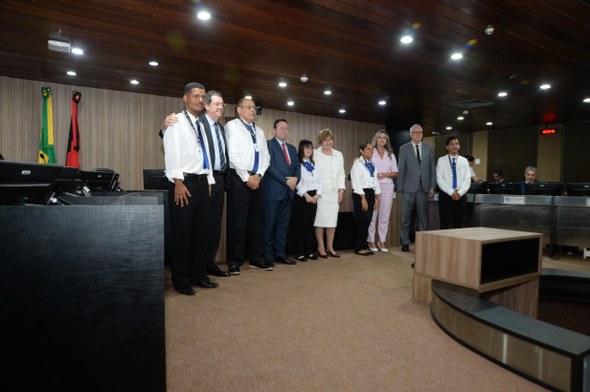 #PraTodosVerem: Na fotografia, dez pessoas posam para a foto, em pé, no plenário do TRE-PB. Entr...