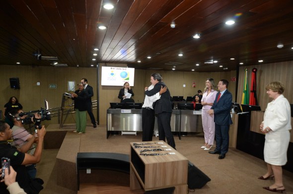 #PraTodosVerem: Na fotografia, uma cerimônia acontece no auditório do TRE-PB. No centro, dois ho...