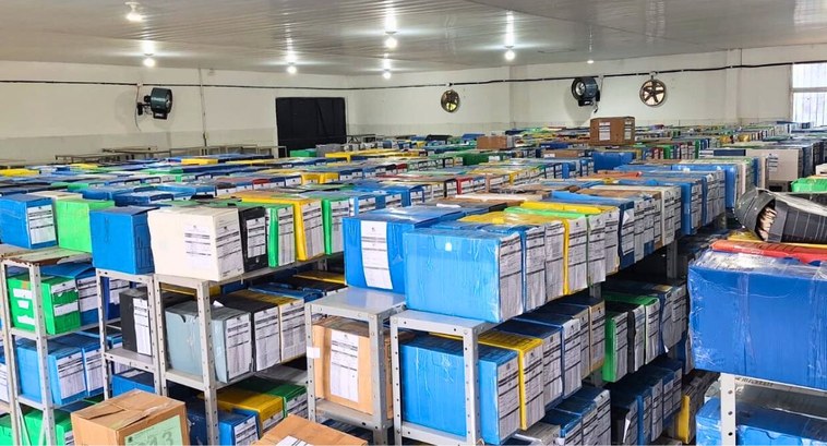 Projeto de implantação do Arquivo Central do TRE-PB atinge mais de 50% de execução #PraTodosVerem: Na fotografia de Capa aparecem estantes organizadas em várias fileiras, portanto...