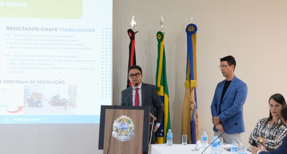 Projeto de implantação do Arquivo Central do TRE-PB atinge mais de 50% de execução #PraTodosVerem: Na fotografia interna 1 aparece o juiz Jailson Shisue apresentando a evolução do...