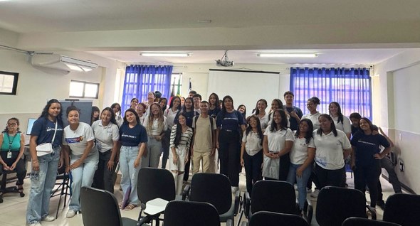 #PraTodosVerem: Na fotografia interna aparecem vários jovens sorrindo para a foto, em um ambient...