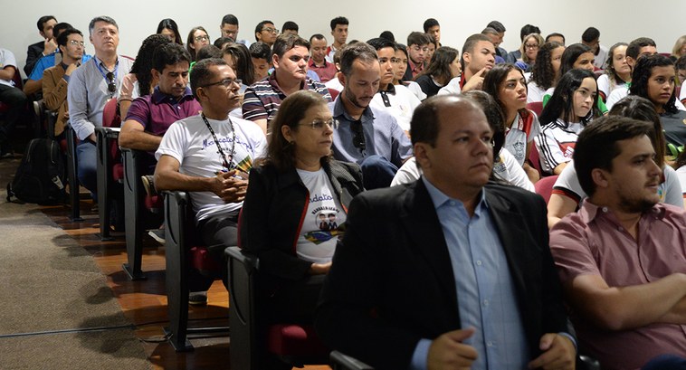#PraCegoVer: Servidores sentados no auditório do Tribunal de Contas da Paraíba