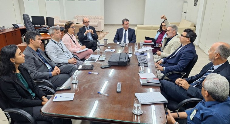#PraTodosVerem: Na fotografia aparece um grupo de pessoas numa reunião em torno de uma mesa, ten...