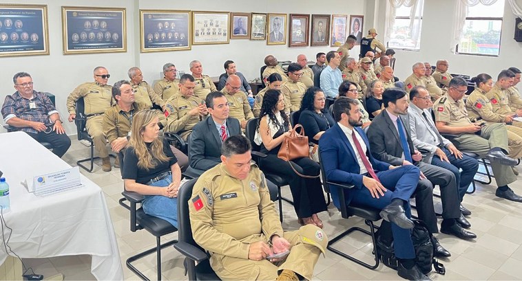 #PraTodosVerem: Na fotografia aparece um auditório com várias fileiras de pessoas, a maioria hom...