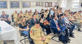 #PraTodosVerem: Na fotografia aparece um auditório com várias fileiras de pessoas, a maioria hom...