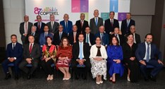 #PraTodosVerem: homens e mulheres, divididos em três fileiras horizontais, posando para a foto, ...