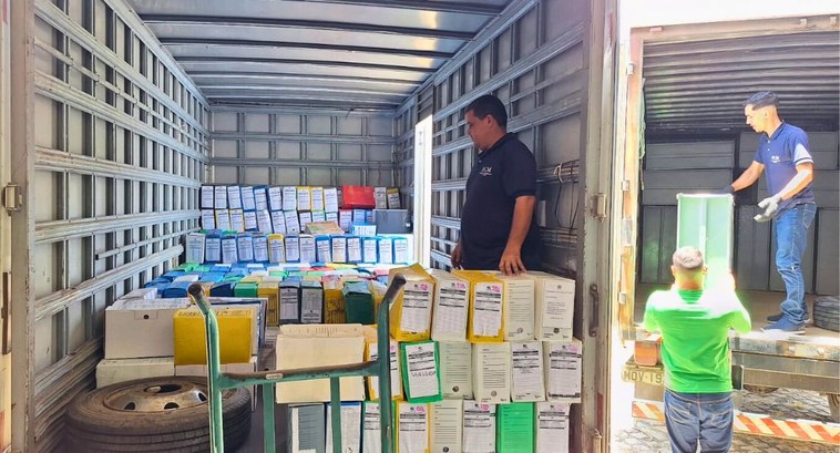 #PraTodosVerem: Na fotografia aparece um caminhão contendo caixas de documentos sendo carregadas...