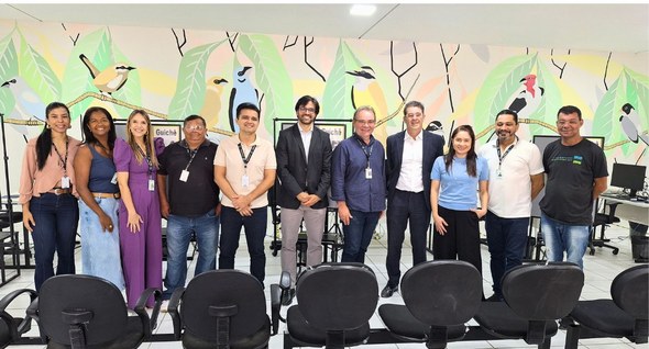 #PraTodosVerem: Na fotografia interna 1 aparece um grupo de pessoas posando no hall de atendimen...
