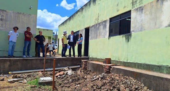 #PraTodosVerem: Na fotografia interna 2, aparece o presidente visitando as obras dos novos Cartó...