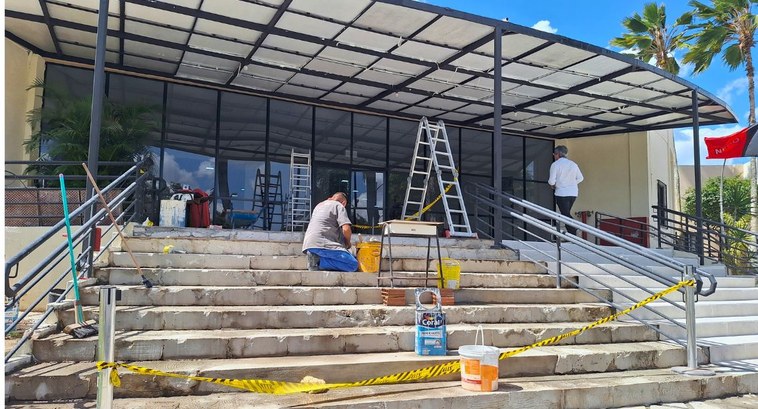 #PraTodosVerem: Na fotografia aparece homens trabalhando na escadaria que dá acesso à entrada do...