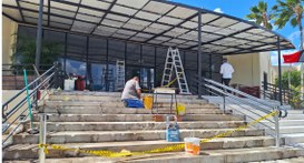 #PraTodosVerem: Na fotografia aparece homens trabalhando na escadaria que dá acesso à entrada do...