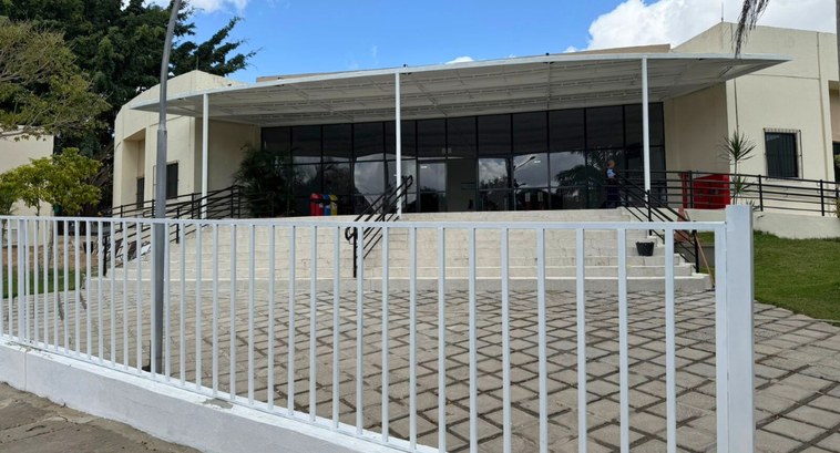 #PraTodosVerem: Na fotografia aparece a fachada do fórum eleitoral de Campina Grande, com escada...