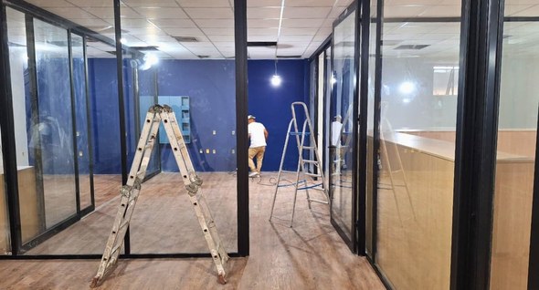 #PraTodosVerem: Na fotografia aparece uma sala em reforma, com divisórias de vidro e perfis de m...