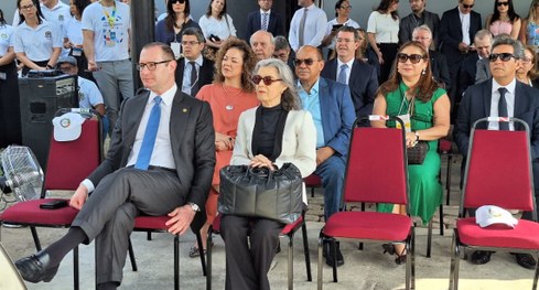 #PraTodosVerem: Na fotografia, o palco de um evento, com quatro pessoas sentadas em poltronas. N...