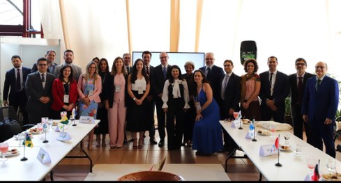#PraTodosVerem: Na fotografia, o palco de um evento, com quatro pessoas sentadas em poltronas. N...