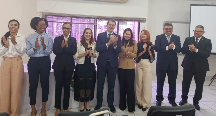 #PraTodosVerem: Na fotografia aparecem várias pessoas, em pé, posando; em segundo plano aparece ...