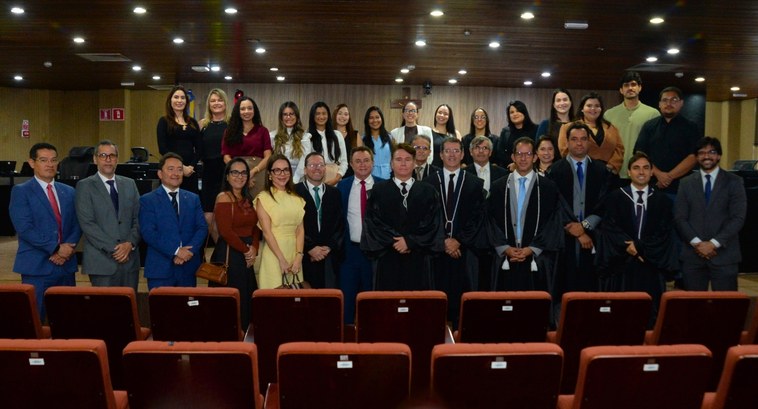 Residentes Jurídicos tomam posse no TRE-PB #PraTodosVerem: Na fotografia aparecem homens e mulheres reunidos para solenidade de posse.