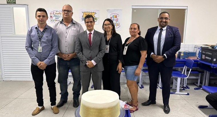 Resultado da Totalização da Eleição Suplementar de Monte Horebe/PB #PraTodosVerem: Na fotografia aparecem homens e mulheres em pé, posando. Em primeiro plano apare...
