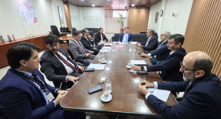 #PraTodosVerem: Na fotografia aparece um grupo de pessoas reunidas em torno de uma mesa, tendo n...