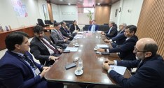 #PraTodosVerem: Na fotografia aparece um grupo de pessoas reunidas em torno de uma mesa, tendo n...