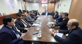 #PraTodosVerem: Na fotografia aparece um grupo de pessoas reunidas em torno de uma mesa, tendo n...