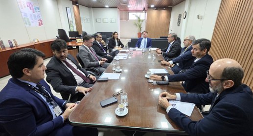 #PraTodosVerem: Na fotografia aparece um grupo de pessoas reunidas em torno de uma mesa, tendo n...