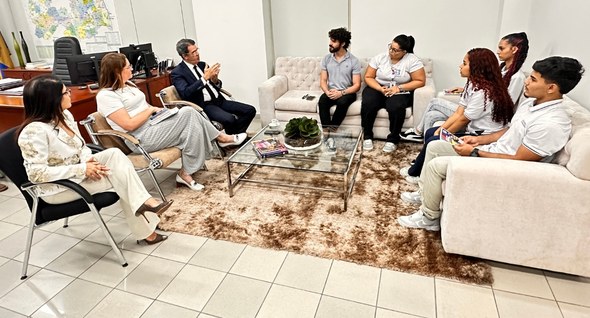 #PraTodosVerem: Na fotografia aparecem pessoas sentadas em poltronas e sofás, na sala da Presidê...