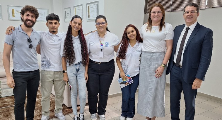 Reunião no TRE-PB alinha ações para o evento PoliTEENzando #PraTodosVerem: Na fotografia aparecem três homens e quatro mulheres, em pé, posando, na sala da...
