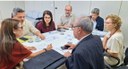 #PraTodosVerem: Na fotografia aparece um grupo de pessoas em reunião em torno de uma mesa analis...