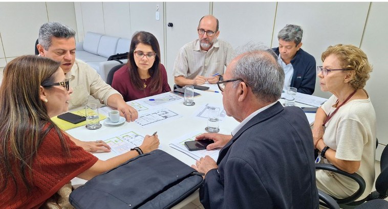 Reunião no TRE-PB discute aspectos técnicos para implantação de Museu #PraTodosVerem: Na fotografia aparece um grupo de pessoas em reunião em torno de uma mesa analis...