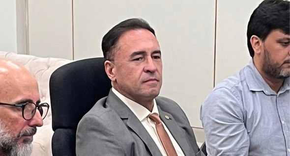 reuniao_dg_projeto_eleicoes_1 Capa: #PraTodosVerem: Na fotografia aparece um grupo de pessoas reunidas em torno de uma grande ...