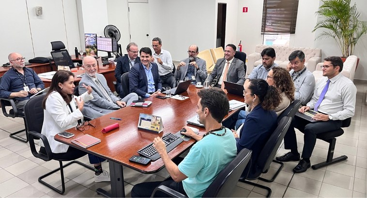 reuniao_dg_projeto_eleicoes_capa Foto 1: #PraTodosVerem: Na fotografia aparece um homem de terno cinza e gravata bege sentado em ...