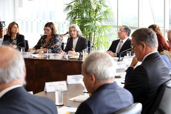 #PraTodosVerem: Na fotografia aparece uma sala de reuniões com autoridades sentadas ao redor de ...