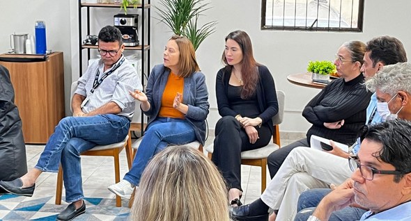 roda_de_conversa_1 Foto 3: #PraTodosVerem: Na fotografia aparece um grupo de pessoas sentadas em cadeiras durante u...