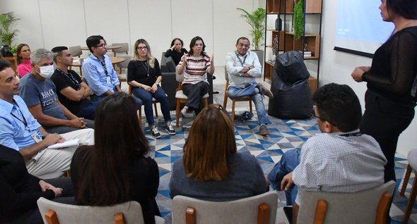 roda_de_conversa_2 Foto 1: #PraTodosVerem: Na fotografia aparece um grupo de pessoas sentadas em semi-círculo em um...