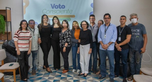 roda_de_conversa_4 Foto 4: #PraTodosVerem: Na fotografia aparece o grupo de participantes reunido em pé para uma fo...