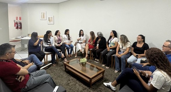 roda_de_conversa_cg_1 #PraTodosVerem: Na fotografia aparece um grupo de pessoas sentadas em um círculo informal de con...