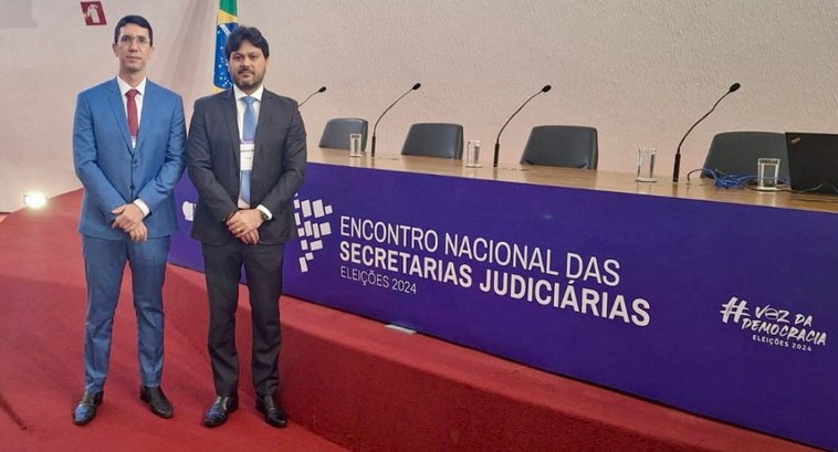 #PraTodosVerem: Na fotografia aparecem à esquerda, dois homens, posando, e à direita, aparece um...