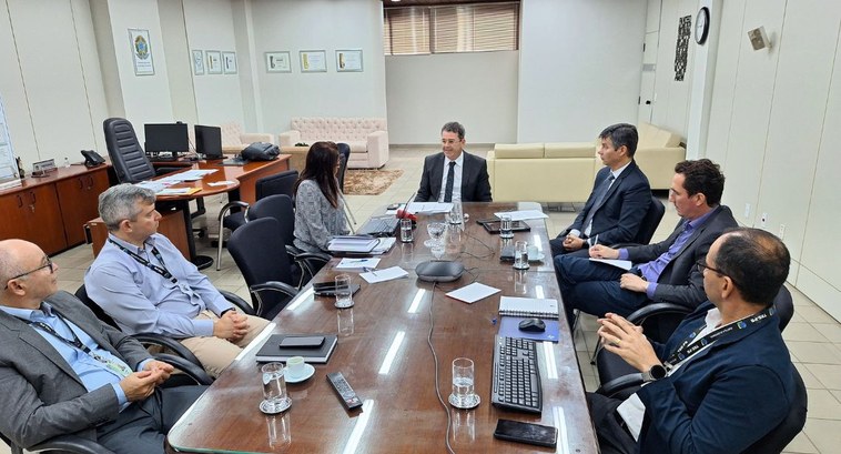 #Paratodosverem: Na fotografia aparecem pessoas em uma sala de reunião.