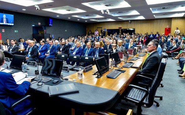Foto 2: #PraTodosVerem: A fotografia mostra o interior de uma sala de reunião, ocupada por vária...